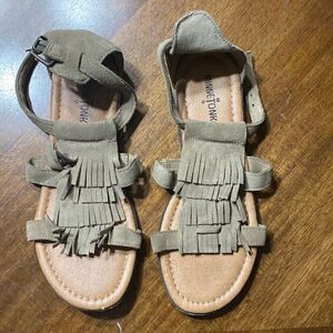 Minnetonka fringe flat taupe size 7 suede leather sandals
